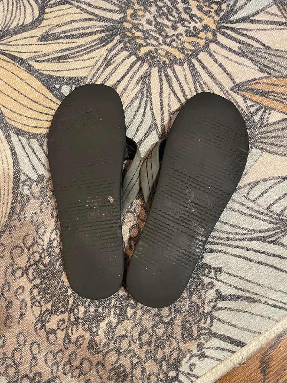 very worn black flip flops - Picture 5 of 5
